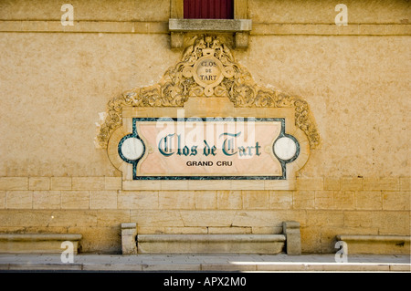 Élaborer le Clos de Tart grand cru signe sur winery mur dans le centre de Morey St Denis village, Bourgogne, France Banque D'Images