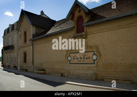 Clos de Tart grand cru signe sur winery mur dans le centre de Morey St Denis village, Bourgogne, France Banque D'Images