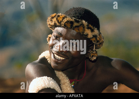 Les jeunes en costume traditionnel Zoulou Natal, Afrique du Sud Banque D'Images