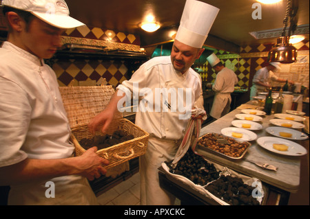 Les cuisiniers de la cuisine, Restaurant Chez Bruno, Lorgues, Provence, France Banque D'Images