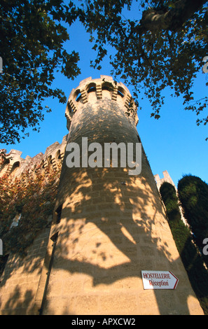 L''hôtel, Hostellerie signe sur une tour du château, Lourmarin, Luberon, Provence, France Banque D'Images