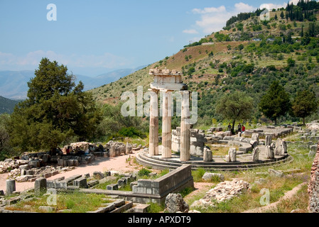 Temple de Tholos, un bâtiment circulaire dans le sanctuaire d'Athéna Pronaia, Delphes, Grèce Banque D'Images