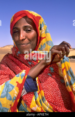 Portrait de jeune femme nubienne dans une robe à motifs rouges et jaunes Banque D'Images