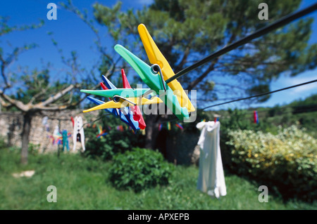 Des pinces à linge sur les chevilles en plastique, Banque D'Images
