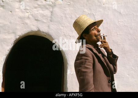 Homme tunisien avec les yeux fermés fumer une cigarette Banque D'Images