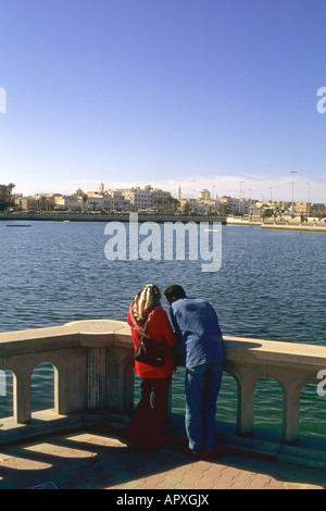 Jeune couple sur le front de mer de Tripoli Banque D'Images