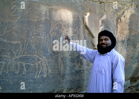 Guide touareg rappelant art rupestre préhistorique dans l'Acacus Banque D'Images