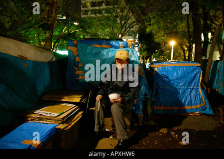 Sans-abri, vivant dans des boîtes de Tokyo, Japon, les sans-abri du gouvernement métropolitain de la Communauté ci-dessous, le Shinjuku Park Tower, vieil homme en face Banque D'Images