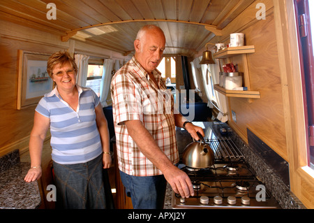 Un couple DANS LA CUISINE DE LEUR GRAND CLASSIQUE CONSTRUIT POLONAIS À MONK MEADOW À GLOUCESTER DOCK UK Banque D'Images