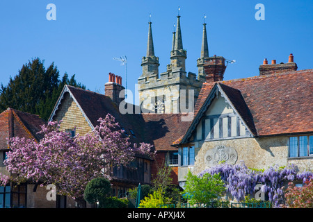 Penshurst, Kent, Angleterre. Tour de l'église de Saint-Jean-Baptiste et maisons à colombage médiévales. Banque D'Images