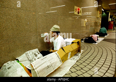 Sans-abri, vivant à Tokyo, Japon, les boîtes de nuit, hébergement temporaire des personnes sans domicile dans la station de métro Shinjuku, dormant dans c Banque D'Images