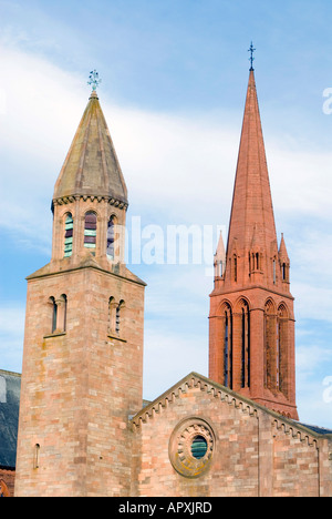 Les deux clochers de l'église St John s et la Clark Memorial Church à Largs Ecosse Ayrshire Banque D'Images