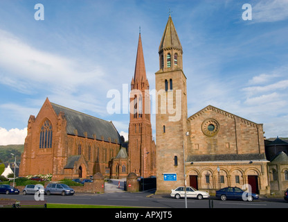 Les deux églises de la Clark Memorial Church à gauche et droite de l'église St John à Largs Ecosse Ayrshire Banque D'Images