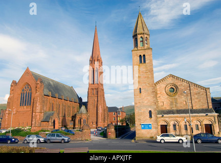 Les deux églises de la Clark Memorial Church à gauche et droite de l'église St John à Largs Ecosse Ayrshire Banque D'Images