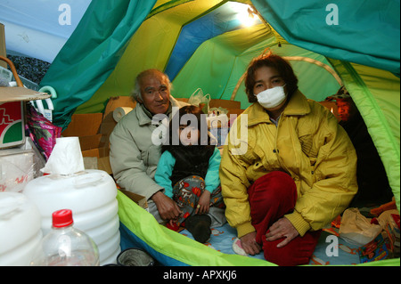 Sans-abri, vivant dans des boîtes de Tokyo, Japon, communauté des sans-abri sur les rives de la rivière Sumida, jeune fille avec les parents dans la tente Banque D'Images