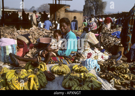 Les femmes vendant des fruits au marché de produits frais Lilongwe Banque D'Images