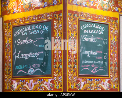 Madrid, Espagne. Panneau de menu et carrelage sur mur de la taverne traditionnelle dans le quartier de Huertas. Banque D'Images