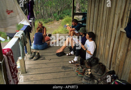 Les randonneurs hut, Overland Track, Cradle Mountain NP, l'Australie, la Tasmanie, les marcheurs se reposant à l'Kiora Falls hut sur l'Overland Trac Banque D'Images