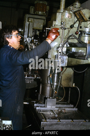 Crosrol employé d'usine à l'aide de machines Angleterre Halifax Banque D'Images