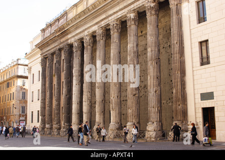 Temple d'Hadrien qui abrite la Bourse de Rome Piazza di Pietra Rome Italie Banque D'Images