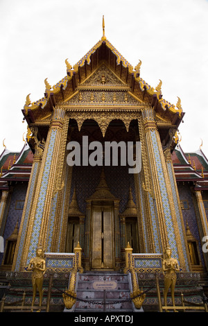 Portes d'entrée principales de Wat Phra Kaew temple dans le Grand Palace, Bangkok, Thaïlande Banque D'Images