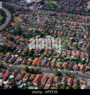 Vue aérienne de vastes toits de tuiles rouges et les rues typiques de la structure routière banlieue sud de Sydney, Australie Banque D'Images