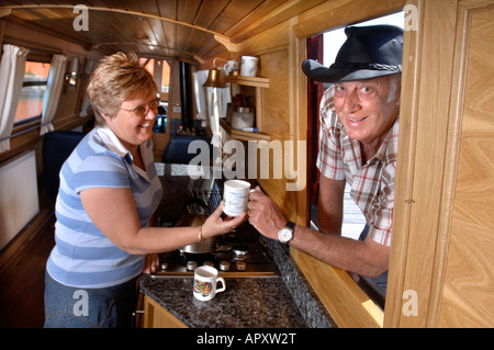 Un couple DANS LA CUISINE DE LEUR GRAND CLASSIQUE CONSTRUIT POLONAIS À MONK MEADOW À GLOUCESTER DOCK UK Banque D'Images
