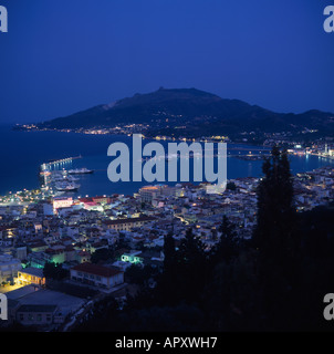 Vue vers le bas et plus de la ville de Zakynthos et son port au crépuscule sur la côte nord de l'île de Zakynthos, les îles grecques Grèce Banque D'Images