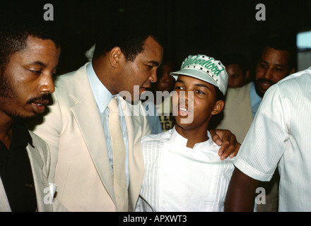 USA Muhammad Ali avec bras autour de garçon Banque D'Images