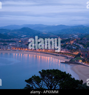 San Sebastián, Pays Basque, Espagne. Vue de la ville illuminée de Monte Igueldo, au crépuscule. Banque D'Images