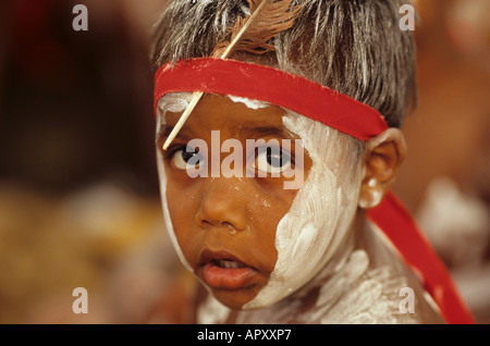 Garçon avec bandeau rouge, aborigène, Body Painting, Laura Dance Festival, la péninsule du Cap York, Queensland, Australie Banque D'Images