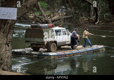 Rivière Wenlock, location sur barge. Le fil dentaire, Australien, Queensland, 4x4 voies, la péninsule du Cap York, péniche River Crossing, Telegraph Road. Le fil dentaire Banque D'Images