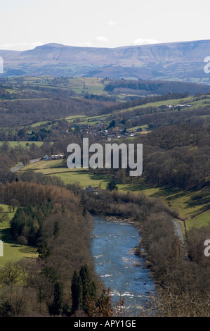 Rivière Wye Powys avec village d'ERWOOD dans la distance moyenne montagne noire dans la distance , Pays de Galles UK Banque D'Images