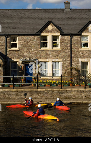 Deux jeunes amateurs d'adolescent avec moniteur d'apprendre comment le canoë en toute sécurité sur le canal de Brecon Powys Pays de Galles UK Banque D'Images