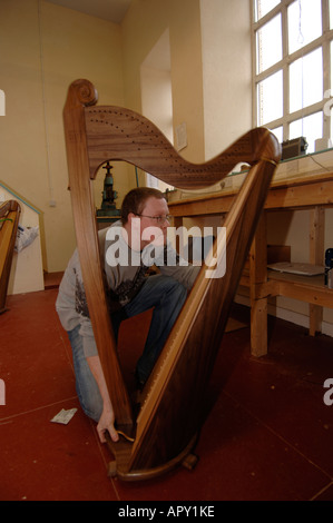 Un jeune homme, harpe bouilloire à Telynnau Teifi harpes Llandysul Wales UK Banque D'Images