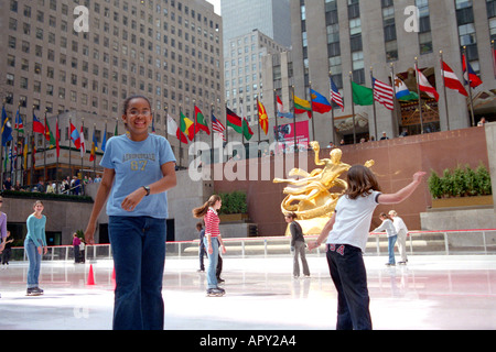 Patin à glace l'hiver du Rockefeller Center à New York. Banque D'Images