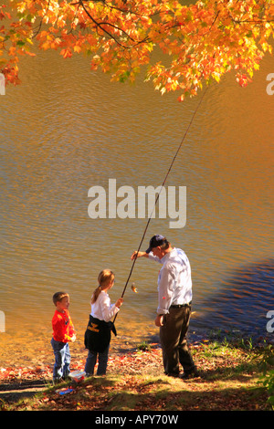 Fishing on Price Lake, Julian Price Memorial Park, Blue Ridge Parkway, North Carolina Banque D'Images