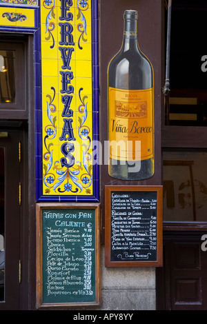 Madrid, Espagne. Menus et carrelage sur mur de la taverne traditionnelle dans le quartier de Huertas. Banque D'Images