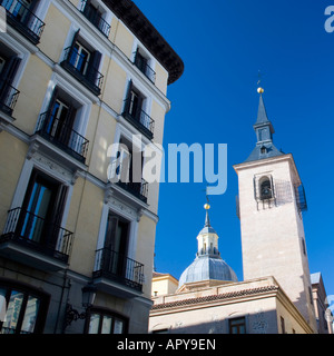 Madrid, Espagne. Les clochers de l'église de San Ginés dans la Calle del Arenal. Banque D'Images