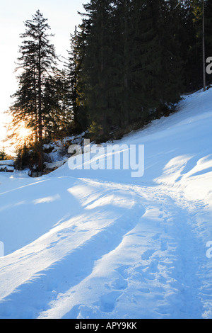 Chemin de la neige d'hiver en station de ski de Silvretta Arena Samnaun Ischgl Autriche Europe Banque D'Images