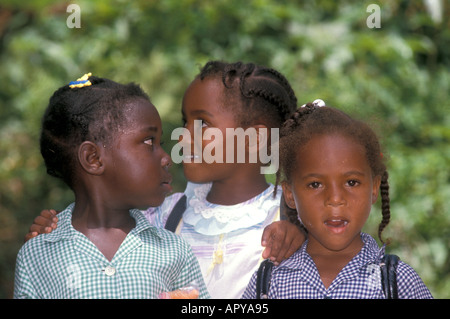 La Jamaïque School Girls looking at each other Banque D'Images