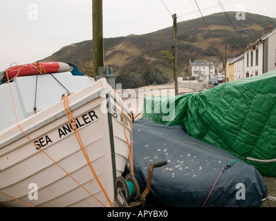 Llangrannog West Wales hors de la saison touristique hiver - les petits bateaux de pêche sur la plage pour l'hiver Banque D'Images