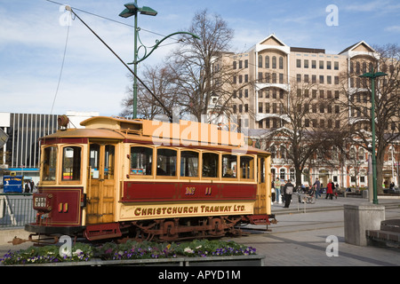 Boucle de la ville en tramway rouge donnant place de la cathédrale Visites guidées pour les touristes sur le circuit du tramway Christchurch Nouvelle Zélande Banque D'Images