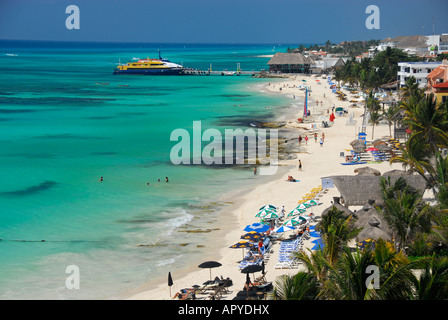 Plage de Playa del Carmen cozumel ferry pier à distance, Playa del Carmen,  Quinatana Roo, Mexique, Etat de l'Amérique du Nord Photo Stock - Alamy
