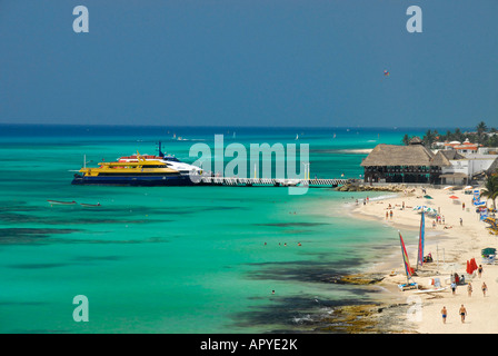 Plage de Playa del Carmen cozumel ferry pier à distance, Playa del Carmen, Quinatana Roo, Mexique, Etat de l'Amérique du Nord Banque D'Images