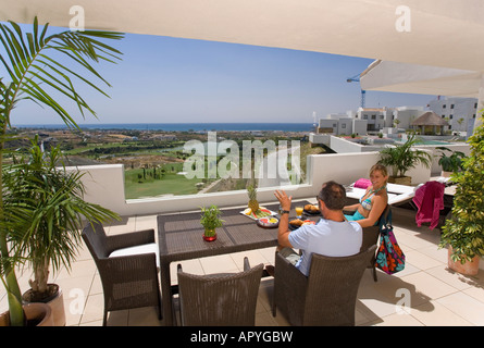 Couple sur le petit-déjeuner terrasse méditerranéenne ensoleillée Banque D'Images