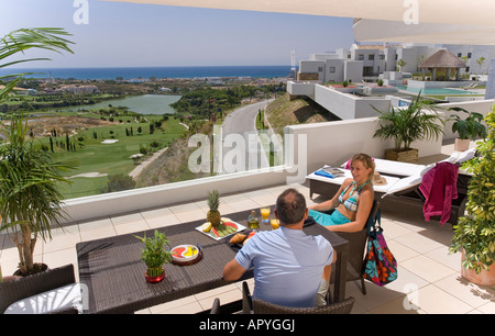 Couple sur le petit-déjeuner terrasse méditerranéenne ensoleillée Banque D'Images