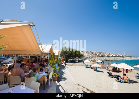 Taverne en bord de mer sur la plage de la ville, Sitia, Lassithi, Province de la côte du Nord-Est, Crète, Grèce Banque D'Images