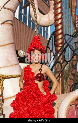 Femme en robe rouge au 2008 carnaval de Las Palmas de Gran Canaria dans les îles Canaries. Banque D'Images