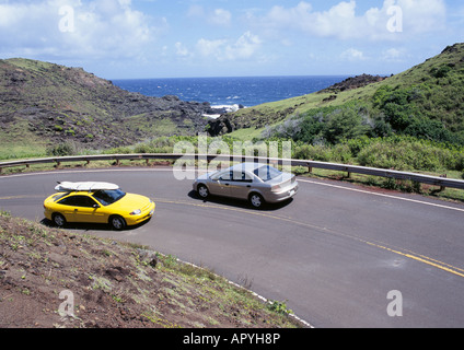 Voitures de naviguer l'autoroute qui longe la côte Nord de Maui Banque D'Images